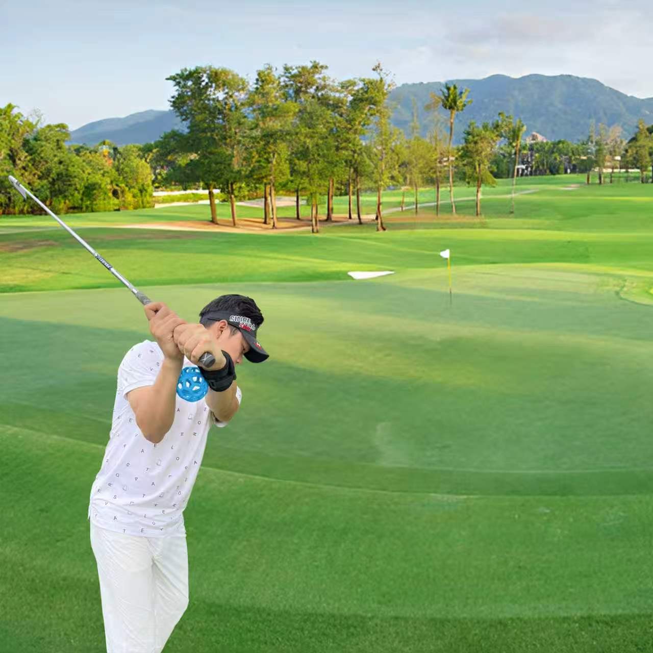 Eastrpupira Golf Swing Trainer Smart Ball & Elbow Training Aid – Fix Chicken Wing & Flying Elbow | Improve Arm Rotation, Posture Correction & Follow-Through | Wrist Strap & Arm Connection Golf Training Equipment for Beginners